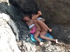 Indossando guanti di pizzo e calze a rete, la ragazza sexy prende delicatamente un grosso dildo tra le mani e si inserisce lentamente film erotici italiani gratis