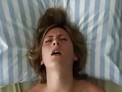 Sexy Abby accarezza la figa del suo video porno orge italiane amico sul tavolo in ufficio