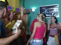 Il ragazzo ha venduto la sua bella video porno star italiane ragazza ad un amico Albert e l'ha scopata con un ragazzo.