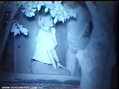 Mentre film per adulti italiani gratis la signora si sta preparando davanti allo specchio, il suo giovane schiavo sta leccando le sue fessure eccitate.