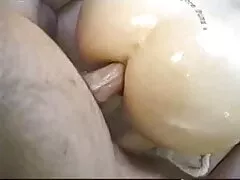La sexy video porno travestiti italiani abbronzata Marry Queen si masturba la figa e cums sulle dita.
