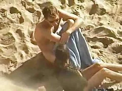 La bellezza rossa ha visto un amico con due video porno star italiane neri e ha iniziato a scuotere la figa
